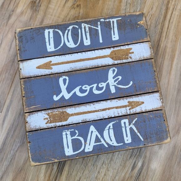 🔺️Designs by Kathy Wood Distressed "Don't Look Back" Tabletop/Wall Art - Picture 1 of 5